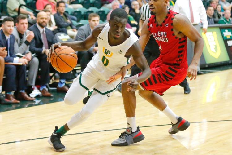 Collaborare in penetra e scarica con il giocatore in visione davanti la palla